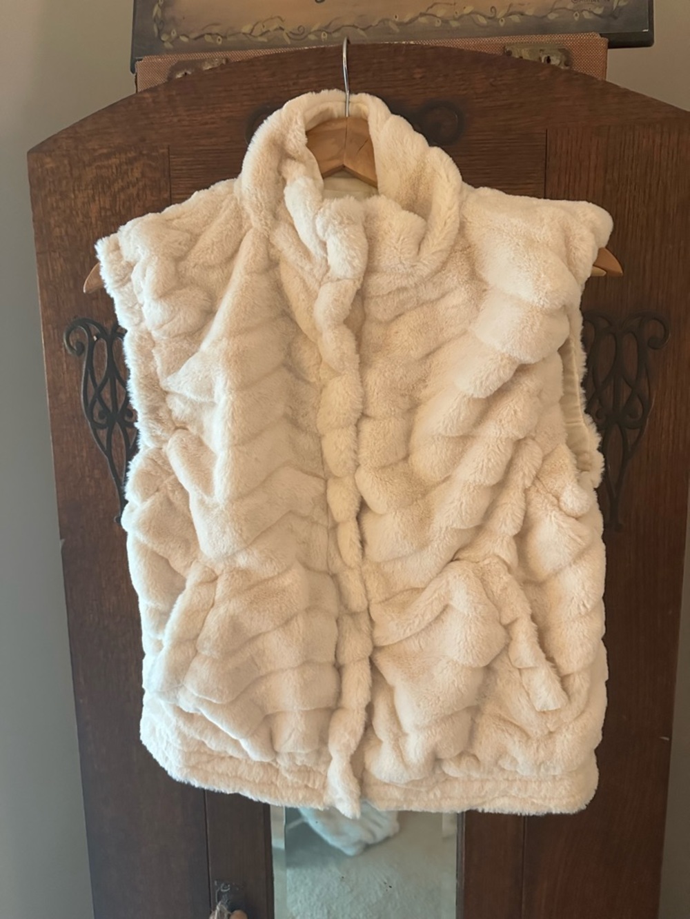 NWT Maeve Anthropologie Super Comfy Faux Fur Vest in Cream Size S